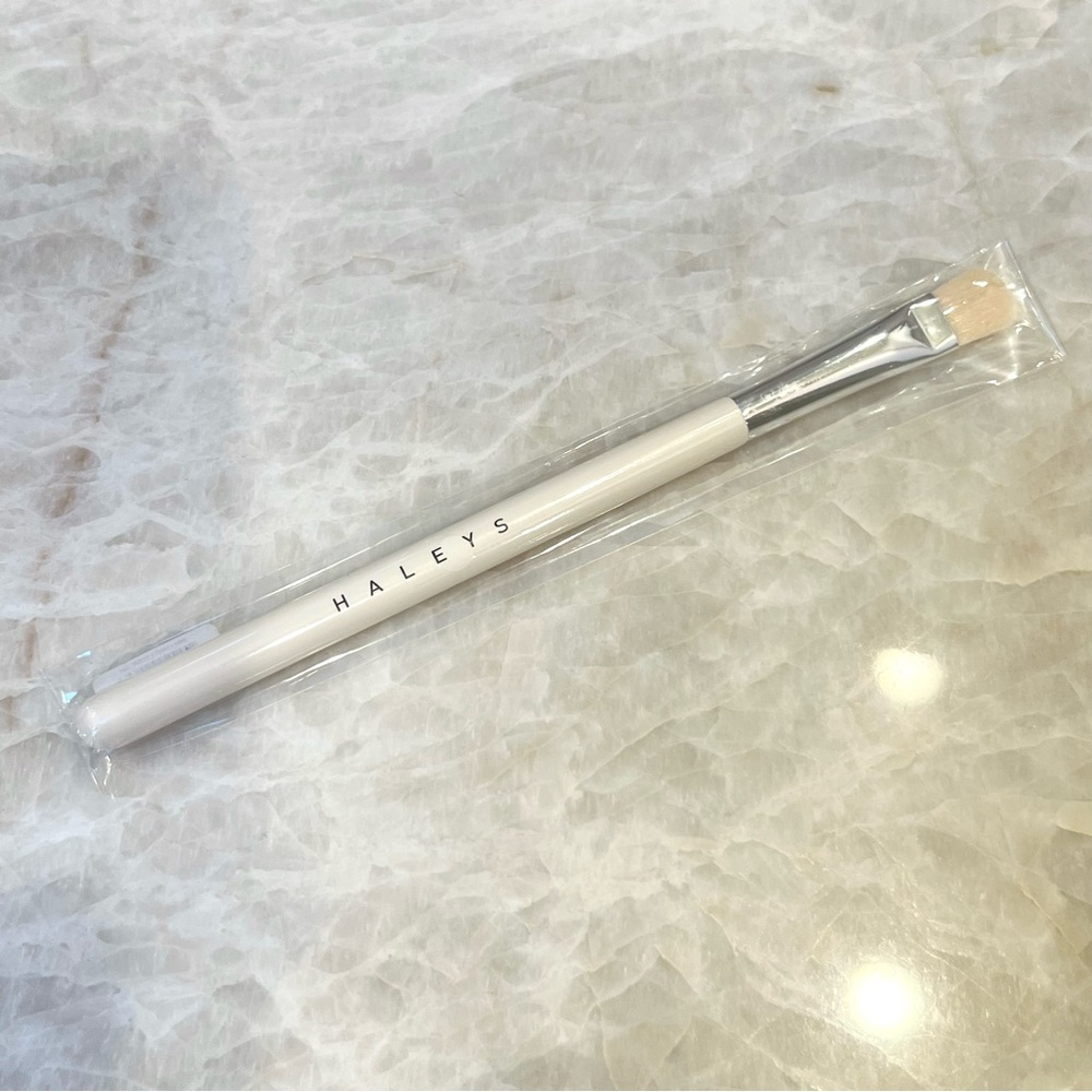 Haleys Beauty Brilliant Lid Brush
